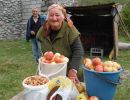 f8205 benthe hjorth dame med aebler og mand 