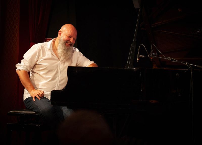 f3014   grethe therkelsen   by the piano