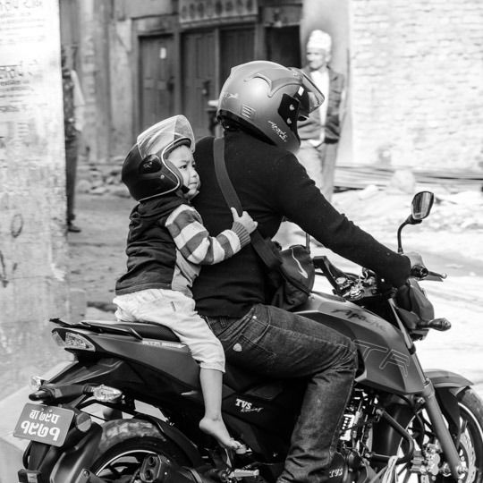 m6007   poul chr jensen   barn bagpaa motorcykel