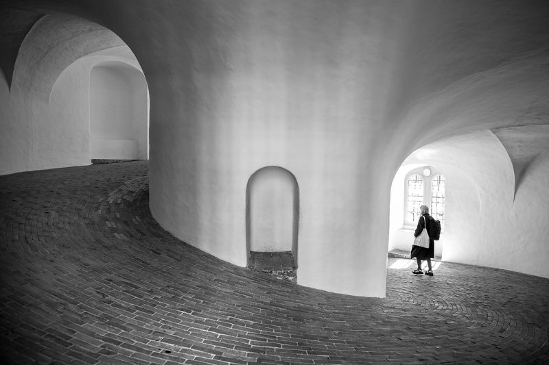 m7004   nicolai godvin   walking down11