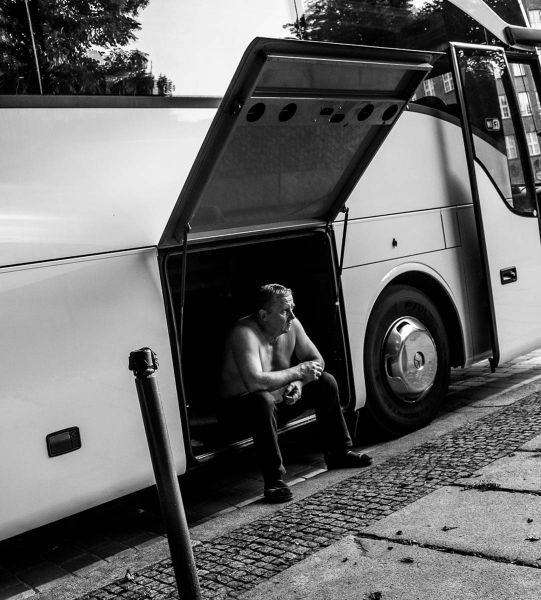 m6022   poul chr jensen   waiting bussdriver