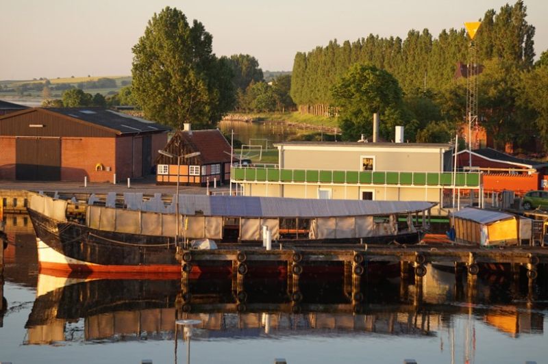 s2004b janne degn skalkam vandspejl.jpg